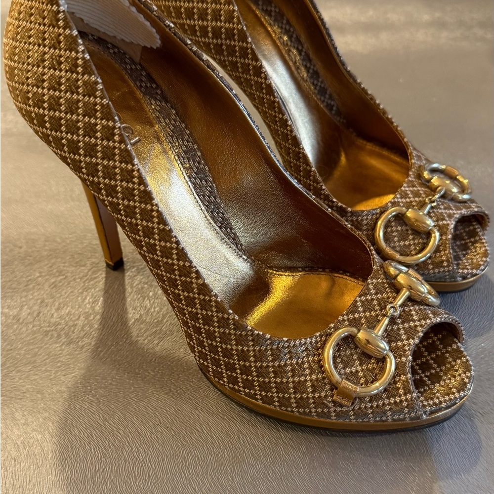 Gucci Brown Patterned Peep-Toe Heels with Gold Horsebit. Size 37 - Picture 4 of 12
